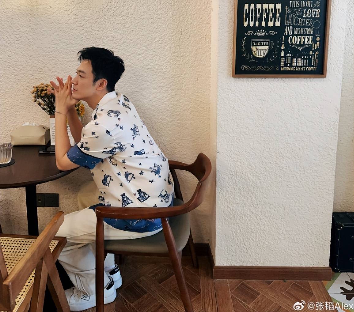 张韬:时隔26天,继主持成都大运会闭幕式之后又荣归故里主持秋晚_总台