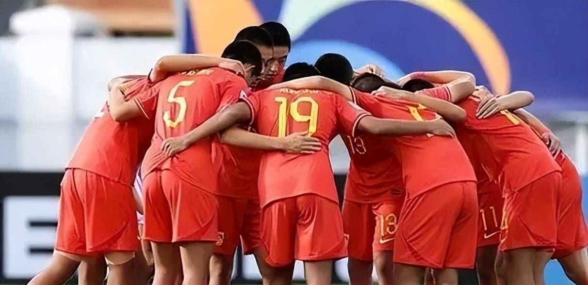 正式上任,足协宣布新职务,74岁里皮重回中国男足,女友发声助阵_国足