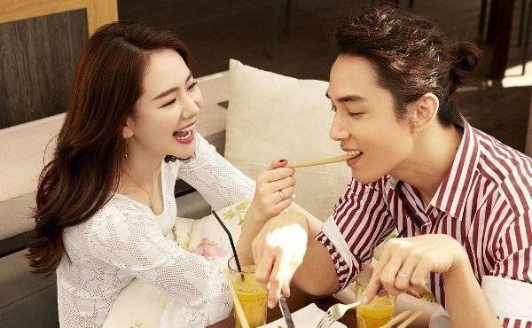 在戚薇的专辑《我们我们》mv中,李承铉更是与戚薇亲密出镜.