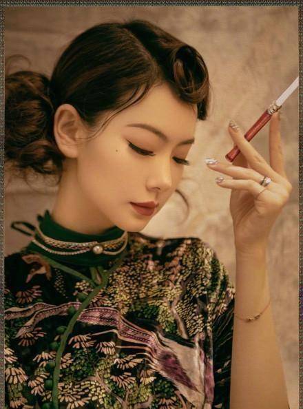 对着镜子欣赏自己的美貌,当然是美人们的习惯和爱好了,戚薇的旗袍造型