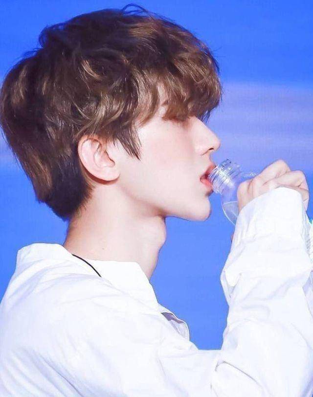 有种男人味叫蔡徐坤的喉结,喝水时就能看到,网友:"硬汉"!