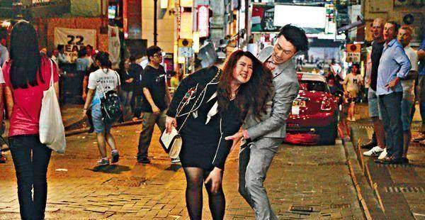 拍摄《eu超时任务》时,主演王浩信冒着雨背着体重暴增的苟芸慧,来回走