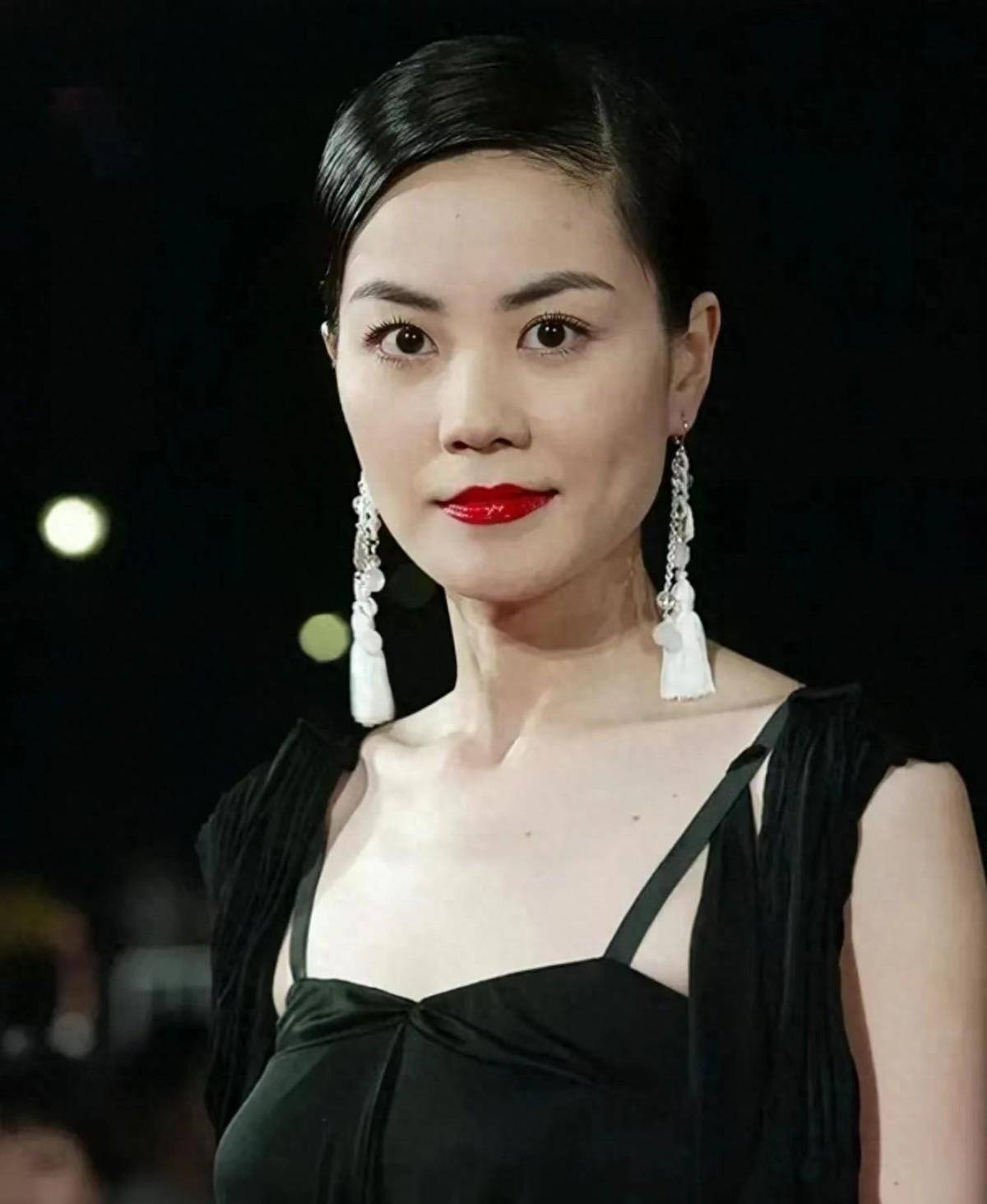 王菲确实是一个"性情女神",不仅穿小黑裙帅得惊人,还秀出好身材_黑色