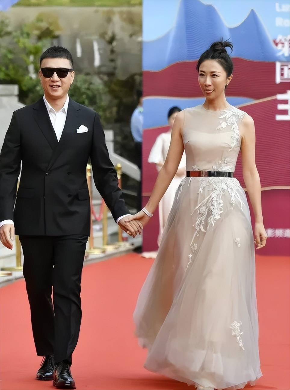 孙红雷与王骏迪是大使的合影