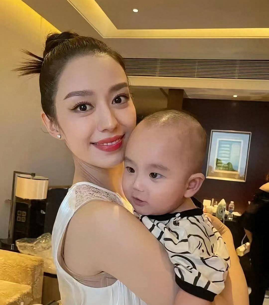 吉娜2岁儿子首次亮相,呆萌可爱似朗朗缩小版,中式豪宅古香古色