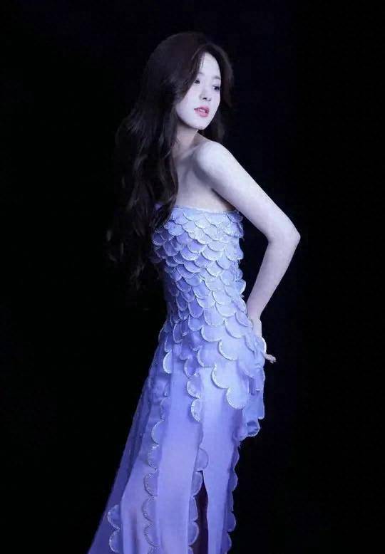 赵露思手捧蓝色玫瑰,身穿吊带裙凸显完美身材_造型_气质_魅力