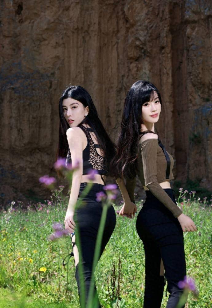 by2组合分享了一张初秋的照片,双胞胎姐妹身材窈窕纤细