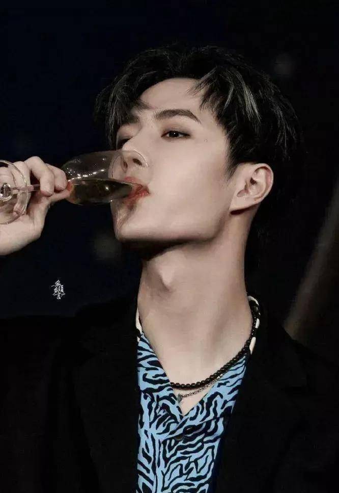 看似高冷的男神王一博,其实是断句鬼才_纸条_时候_不知道