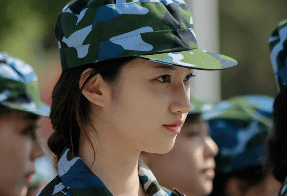 教官给女学生编头发,亲密互动叫人不适,家长发话:你安的什么心_军训