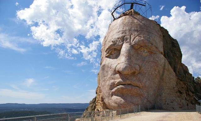 美国一家人要将一座山雕成印第安勇士"疯马",72年仅雕完了头部_雕像