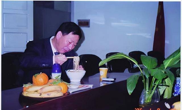 为了不给张云芹带去不必要的麻烦,严介和只能将这份爱恋深埋于心底