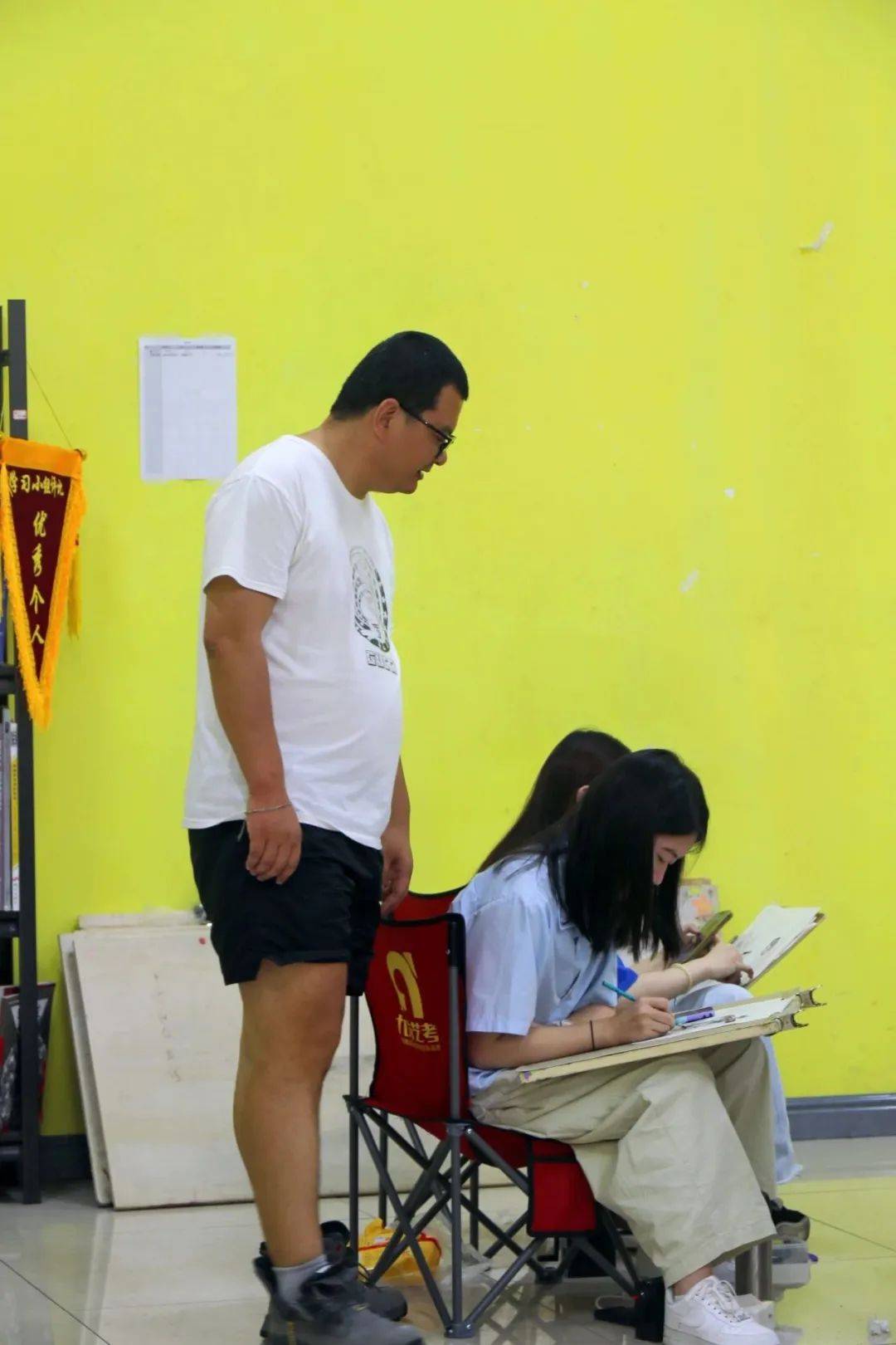 学生画面问题△孙老师给同学们讲解指导孙大磊老师-全国速写创作名师