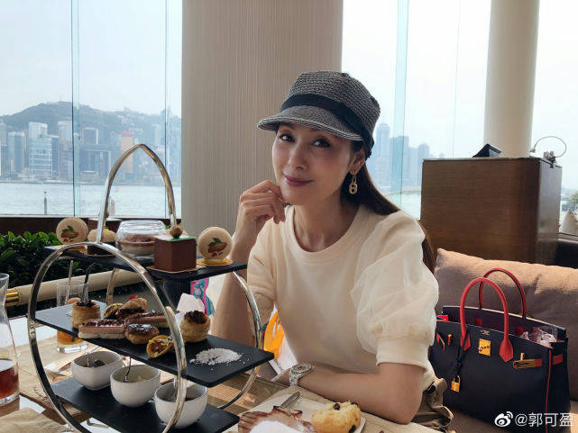 曾是无线台四大花旦之一,退出演艺圈12年,52岁生日曝光近照_郭可盈