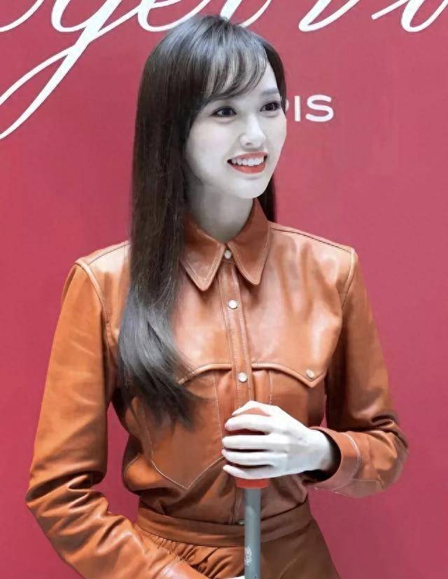 我们也可以更好地彰显出自己的魅力_唐嫣_皮夹克_风格