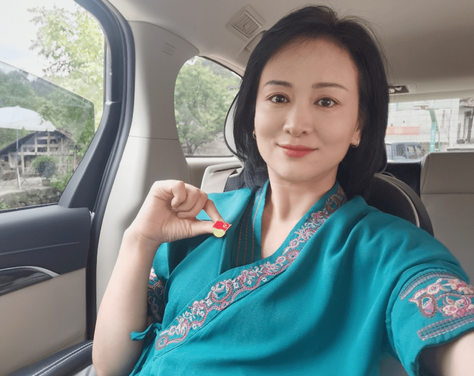 小李琳涓子两位女神久违同框,美貌气质不相上下,越看越有姐妹相_花轿