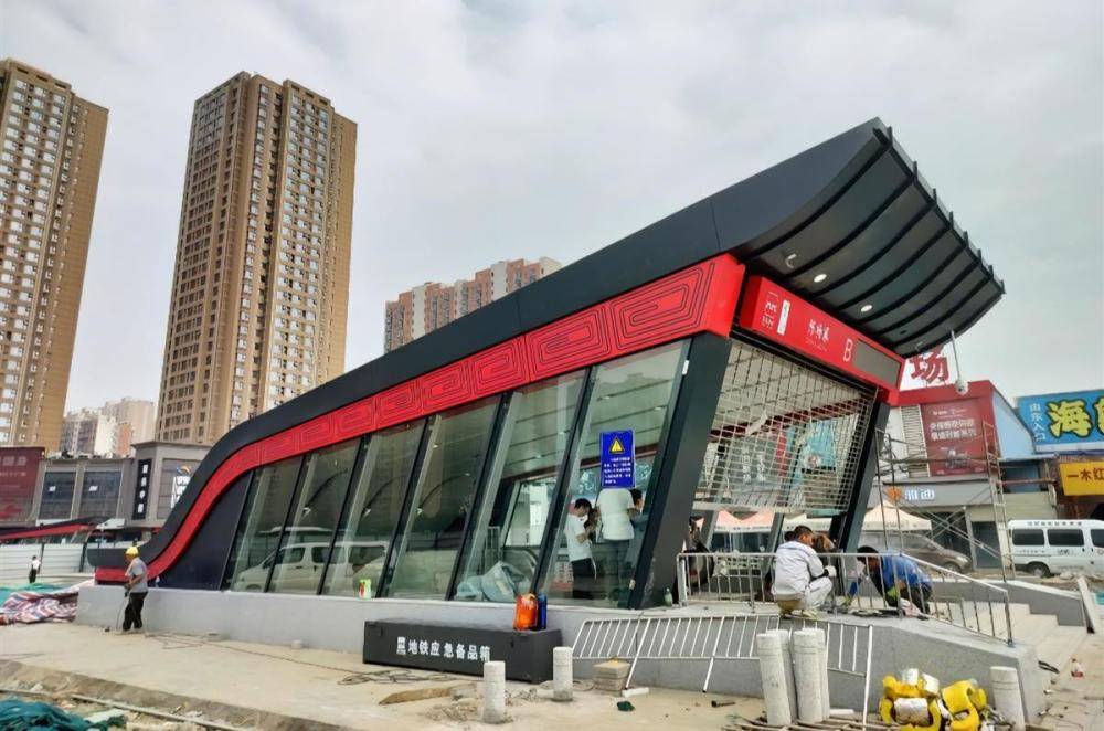 西安地铁口造型被网友吐槽"像棺材" 当地:借鉴了秦始皇冠冕造型_咸阳