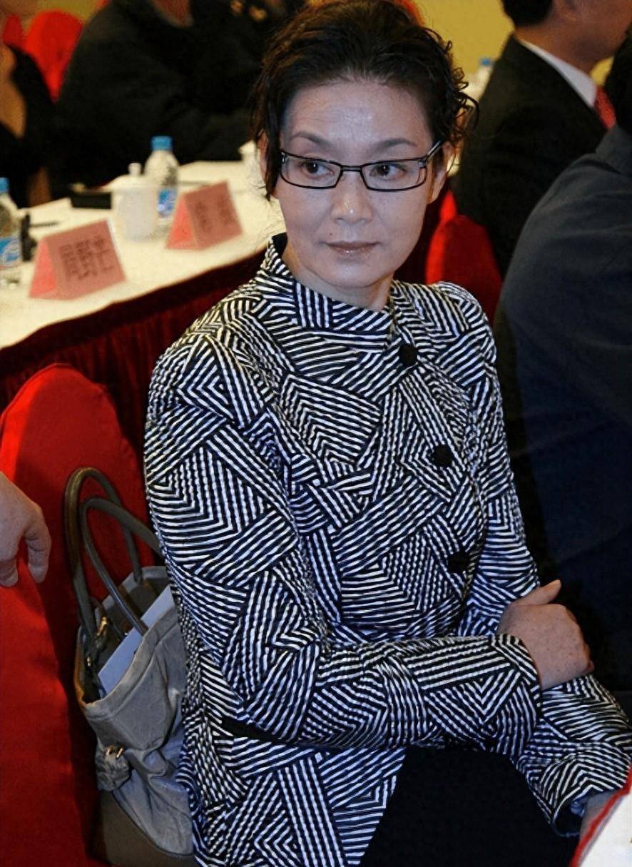 潘虹很少留长发,穿吊带裙俏皮可爱,与邓超并肩表演也不逊色_时尚_造型