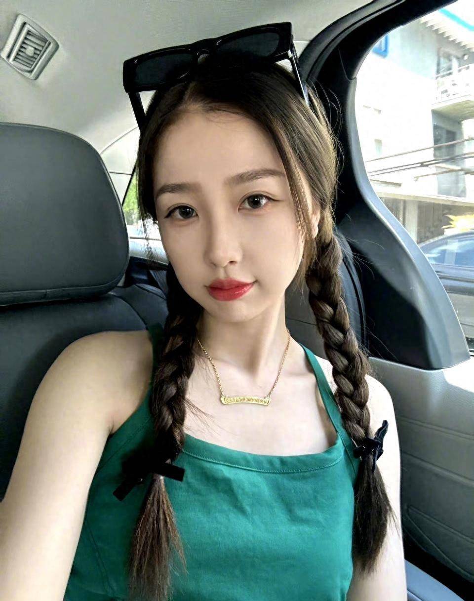 虞书欣度假穿绿色蕾丝露背吊带背心扎双马尾,甜美又酷!