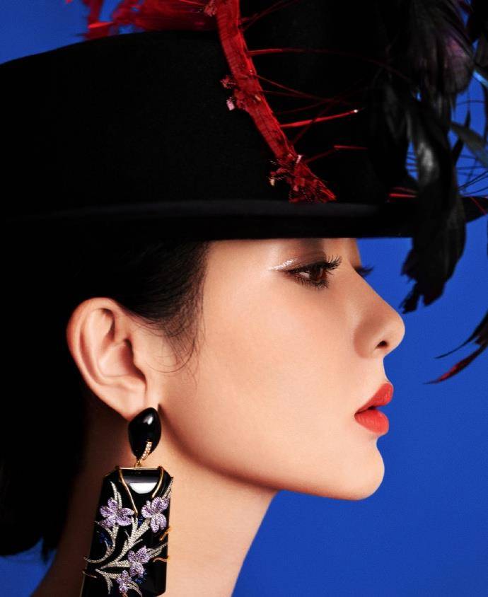 杨紫登《费加罗》七月刊封面,穿吊带抹胸演绎复古女郎,太美了_羽毛