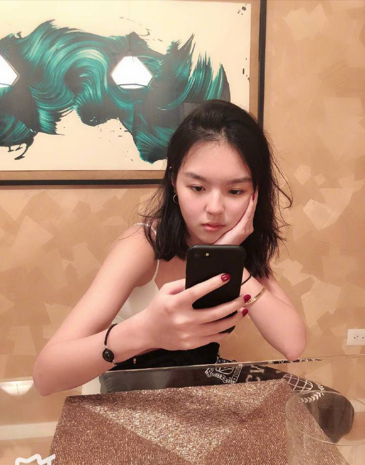 李咏女儿晒时尚照庆19岁生日,气质冷艳美过哈文,瘦到身材骨突出