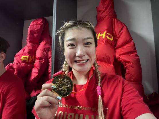 李梦喜欢在场边换球衣,不怕走光吗?