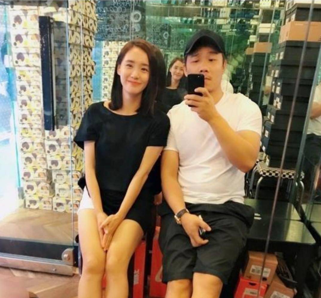 祝福王智和尤奕一家人幸福久久,希望小米健康快乐地成长,今后也成为和