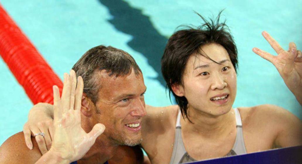 讲真的,跟队友前男友结婚的庄泳,当初前往新加坡是最好的选择_游泳