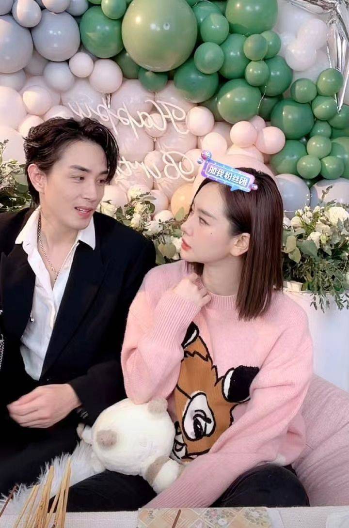 李承铉赶飞机给戚薇庆生,网友留言祝他们分手,戚薇的回应很霸气_工作