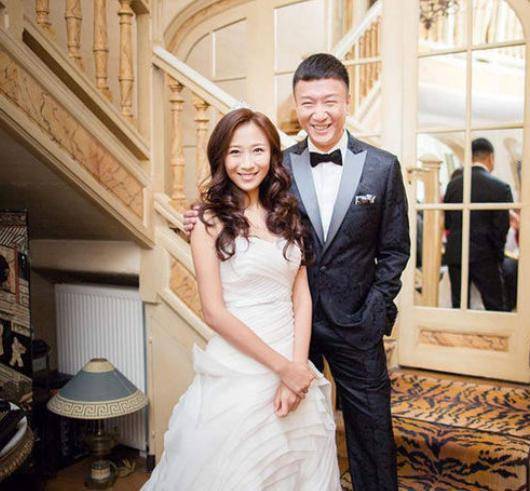 孙红雷带三岁女儿逛街,孩子正面曝光,五官清秀四肢修长像妈妈_addy