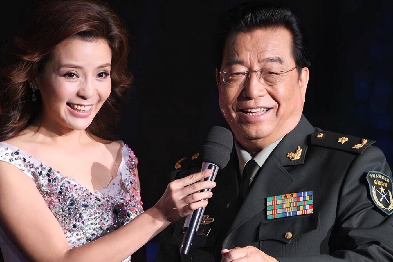 李双江跟在后面帮李天一收拾摊子.