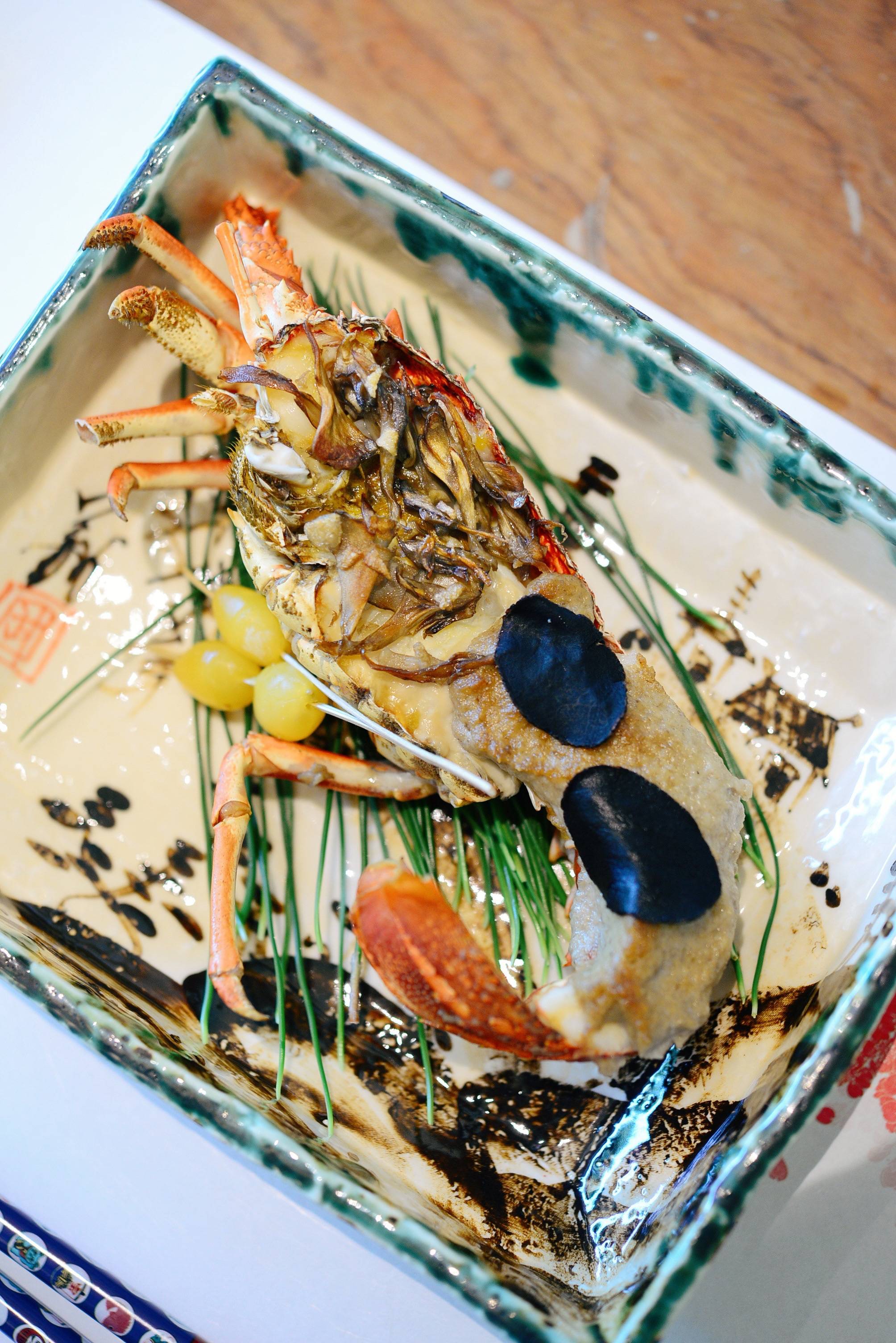 清爽甜美,远胜常见的波士顿龙虾;佐以烤舞茸和加了黑松露的口蘑酱