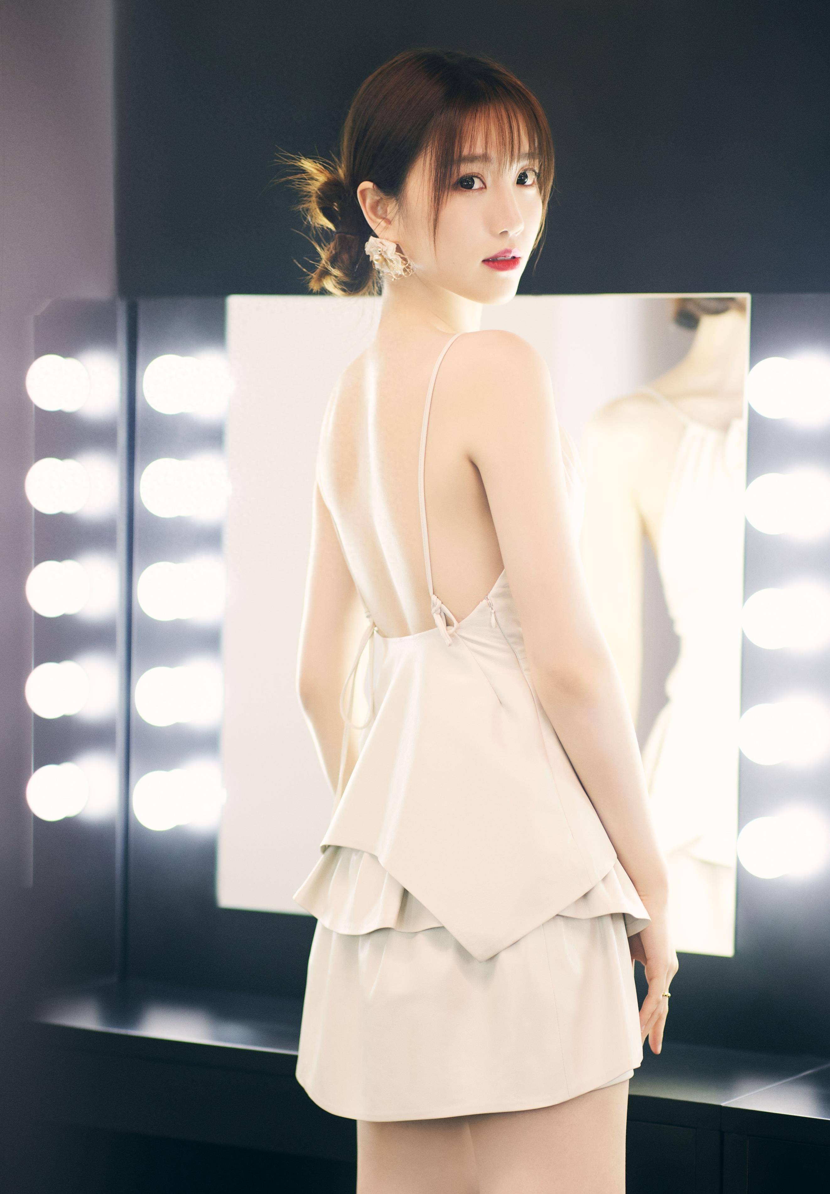 张纯烨的挂脖裙优雅又可爱_的设计_魅力_图片