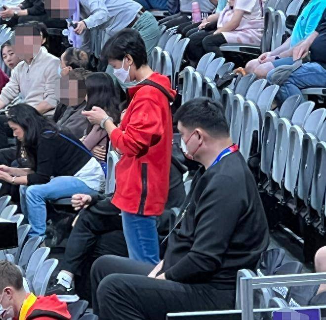 网友多次调侃,正好适合普通人的矿泉水瓶,看起来就像是"适合姚明"的小