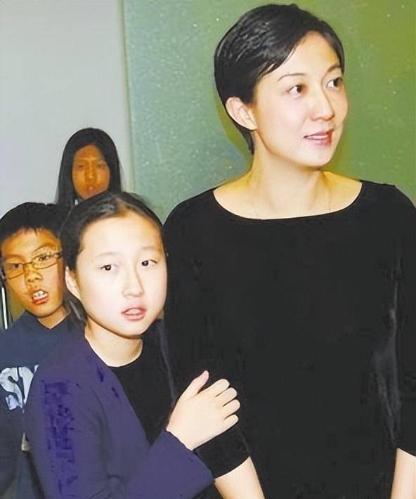 吴绮莉的报复:生女22年,成龙不认,三人恩怨越积越深_香港_赵文卓
