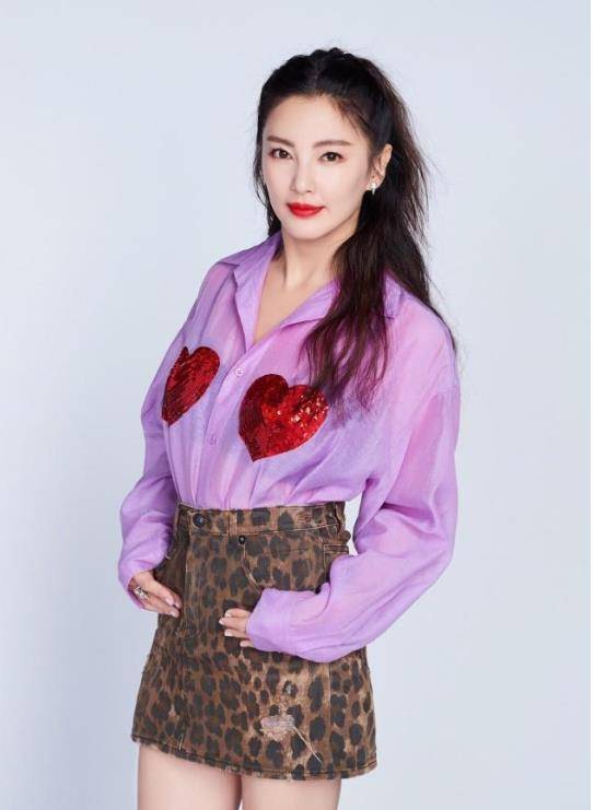 33岁张雨绮拍戏抱娃好熟练,黑色西装尽显霸气,网友:太瘦了_孩子_妈妈