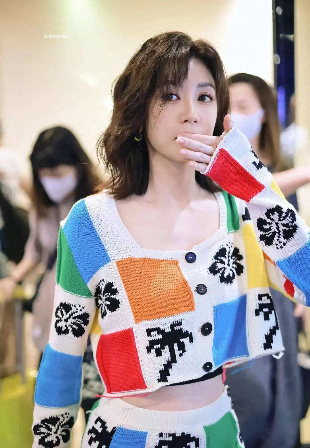 贾静雯是真"冻龄女神",肌肤紧致不输20岁少女,难以置信48岁