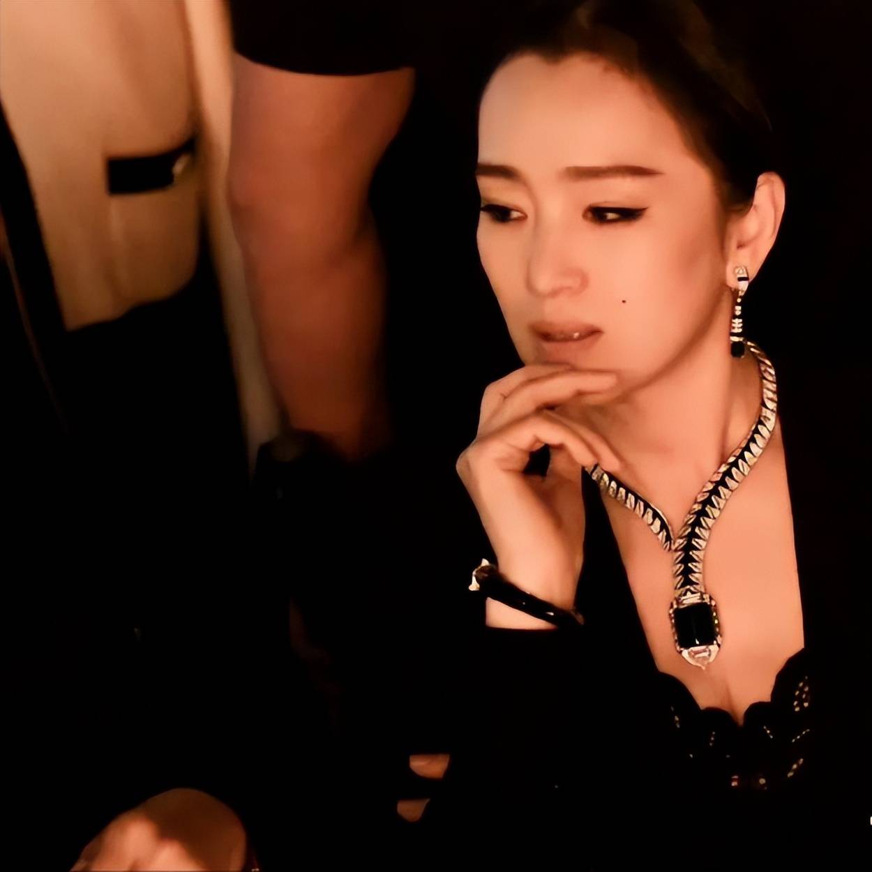 巩俐情感坦白!泪洒现场,首次公开承认拥有儿子:"他是残疾人!