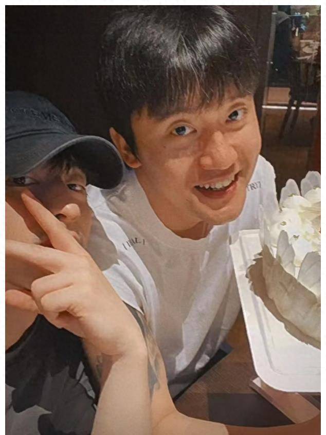 30岁邓伦为纹身男庆生,胡子邋遢,手臂变粗,颜值被友人比下去!