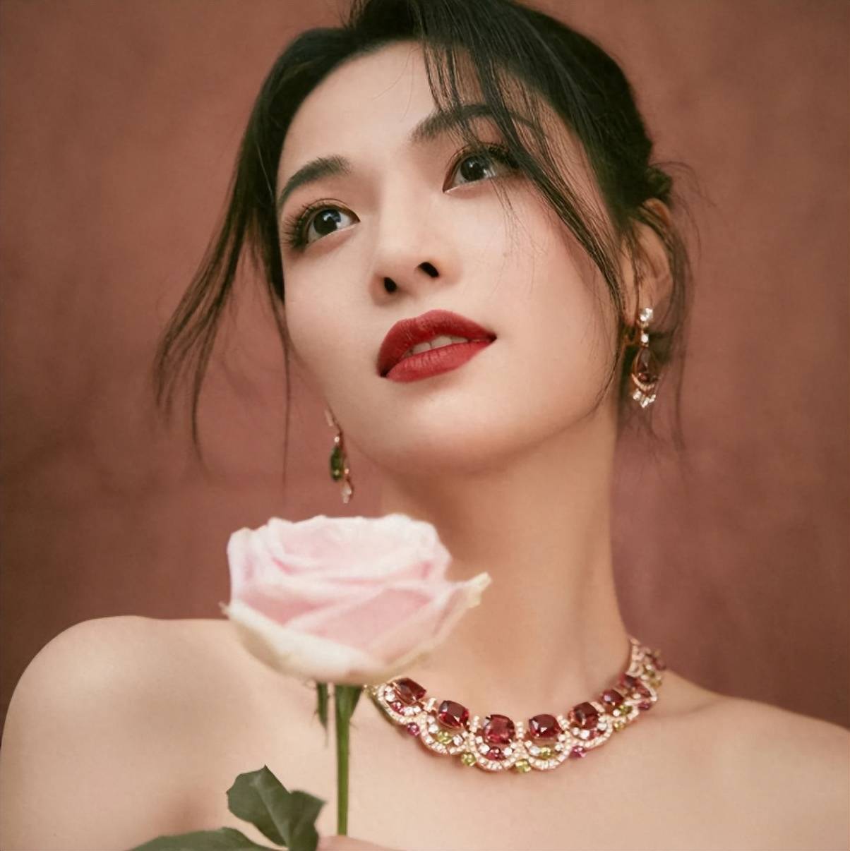 被大佬捧红,成龙接着捧,洪金宝等着捧,年纪轻轻被大佬争抢_钟楚曦