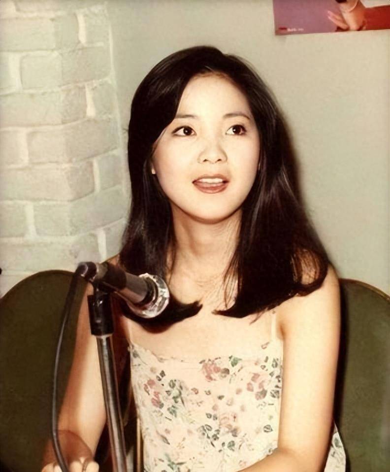 邓丽君的整体穿搭,为何现在看起来还是这么的时尚漂亮?