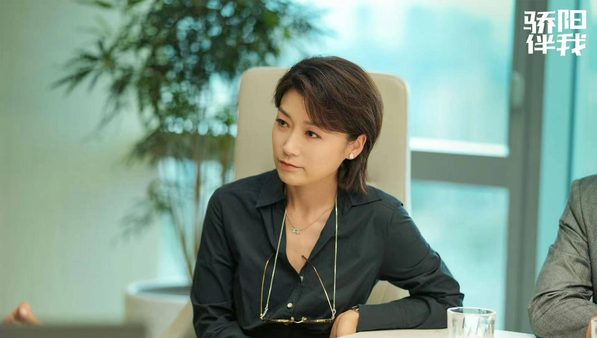 《骄阳伴我》逃离男主角肖战,却被41岁打酱油"关系户"惊艳_戴乐乐