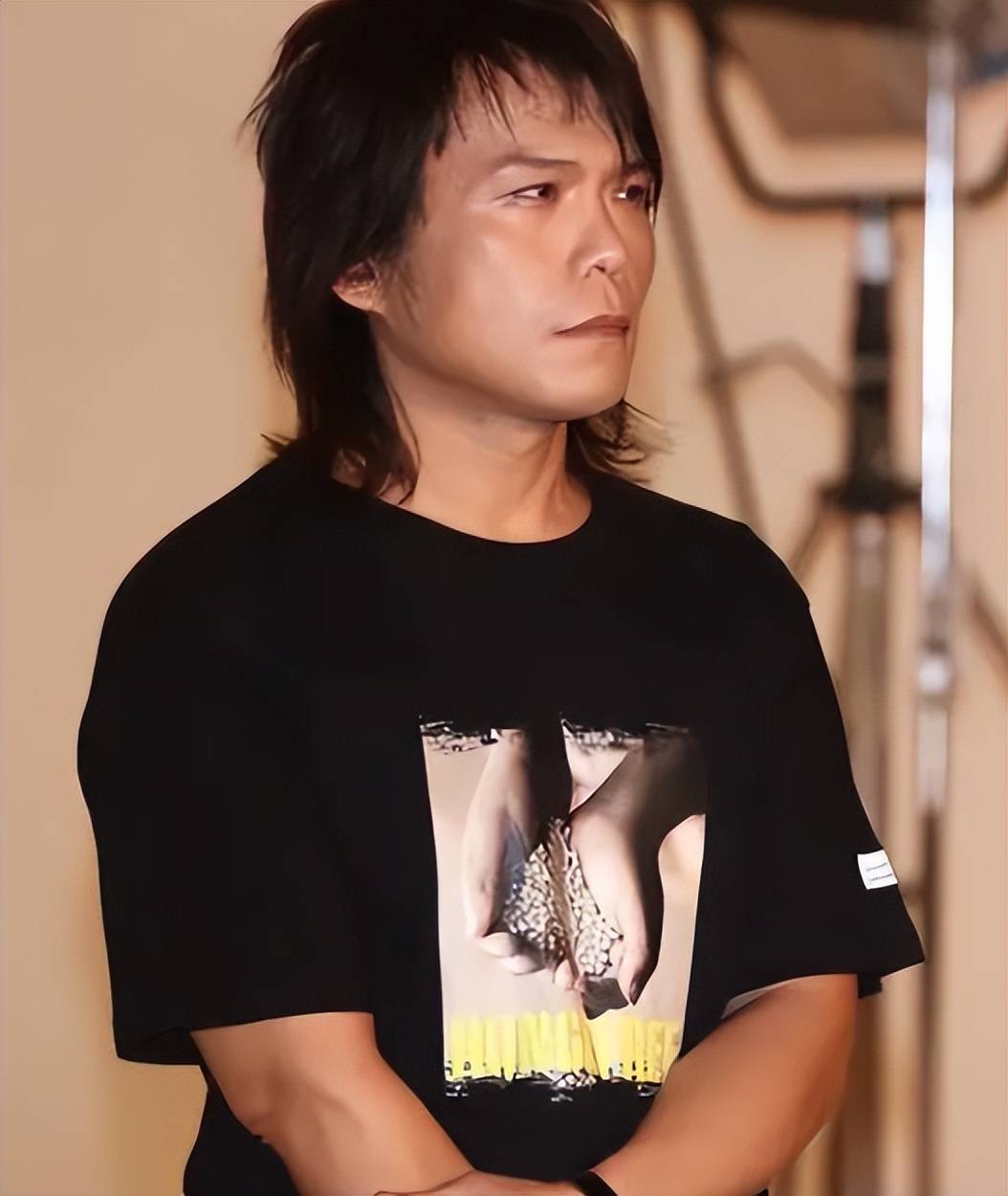 伍佰站在台上,连麦克风都不拿,全程用手势指挥着歌迷的合唱_演唱会