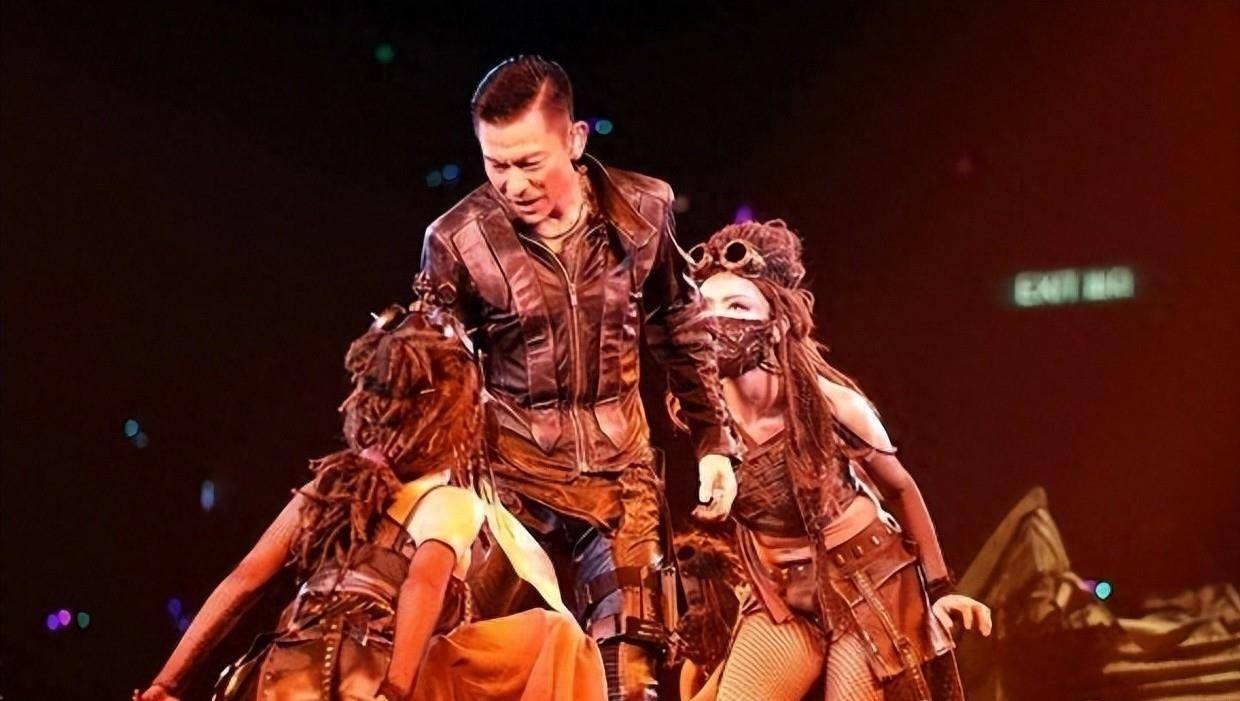 陪伴刘德华27年,43岁一直未婚,赖文慧堪称最佳"红颜知己"_舞蹈_伴舞