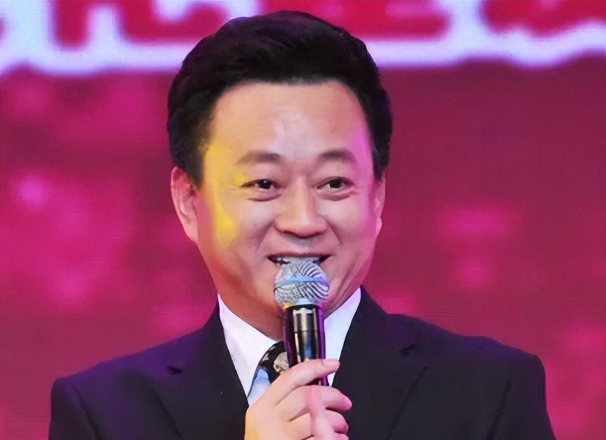 朱军并非一开始就是电视界的明星,而是从一个默默无闻的演员踏步迈向