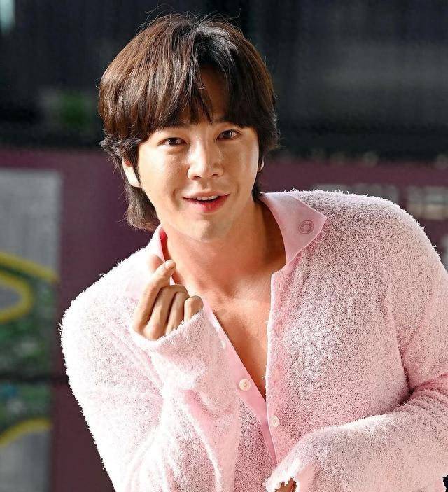 张根硕减肥成功,瘦回"颜值巅峰",不用盛装出席也能抢尽风头_男生_颜色