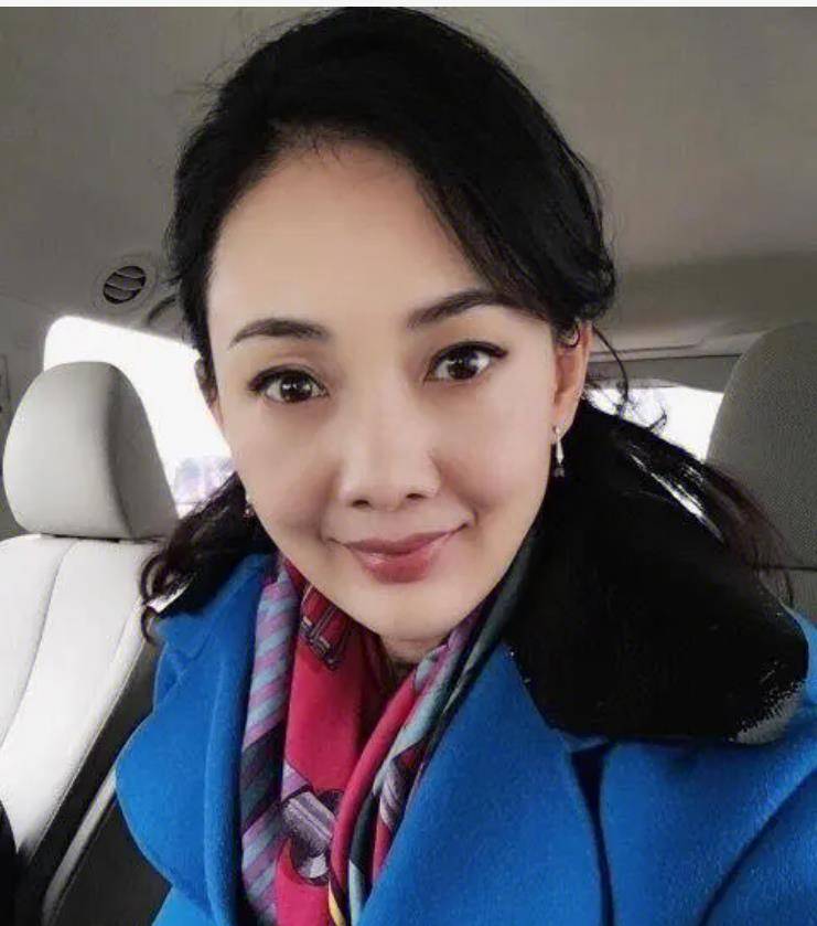 50岁牛莉素颜秀腰!