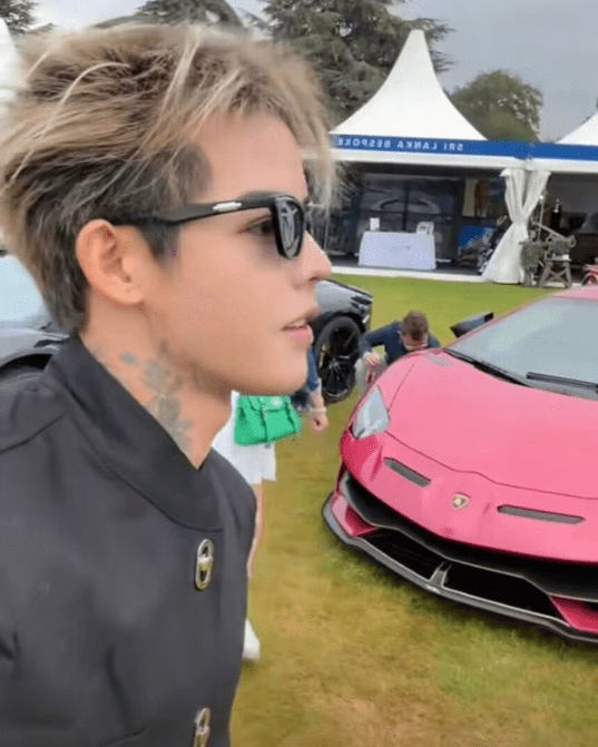 殷世航晒英国留学生活,乘坐直升机开豪车,还展示了自己英语水平_网友