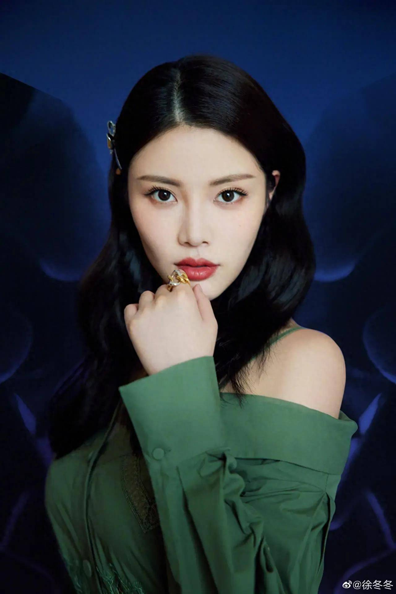 徐冬冬最新玉照时尚万种美如画,她的素颜照能打吗?
