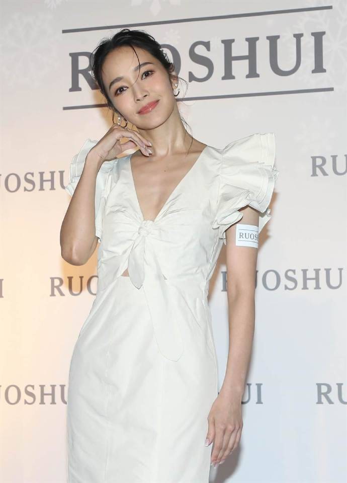 42岁侯佩岑状态好抗打!