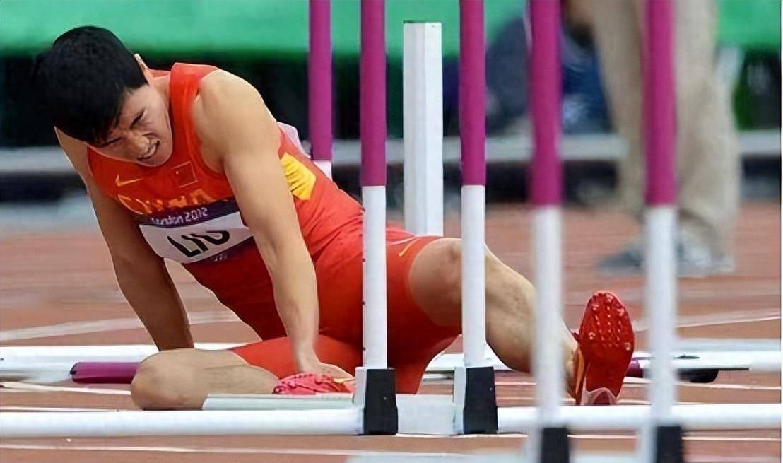 2008年北京奥运会,全国乃至全世界都在盯着刘翔,结果他却因为跟腱炎